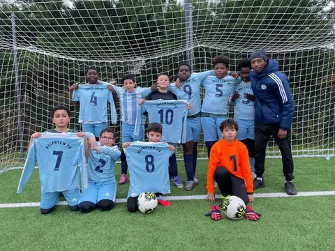 Jeunes joueurs du VFA en maillots bleu ciel, devant le but