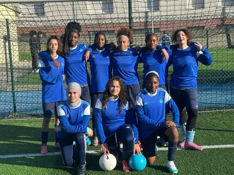 Équipe féminine du VFA posant sur le terrain synthétique