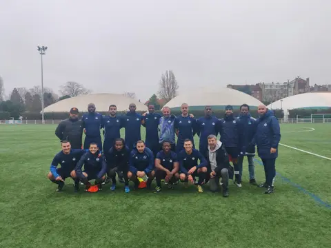Joueurs adultes du VFA réunis sur un terrain