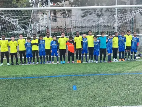Jeunes joueurs du VFA en chasubles jaunes et maillots bleus, alignés sur le terrain