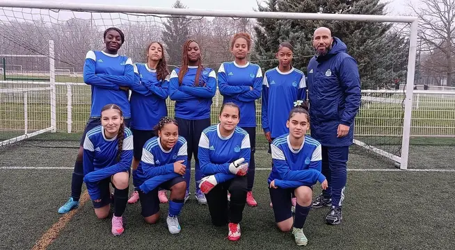 Joueuses du VFA et leur éducateur devant le but