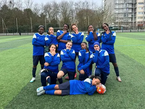 Équipe féminine du VFA, une joueuse allongée au premier plan avec le ballon