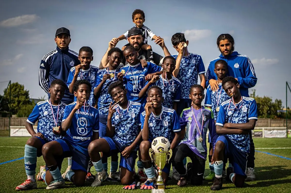 Les jeunes joueurs du VFA posent avec leurs médailles, entourés de leurs éducateurs